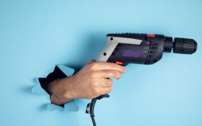 Czym uzupełnić dziury w ścianie, by efekt był trwały?