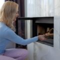 Jak zabudować wkład kominkowy w nowoczesnym salonie?