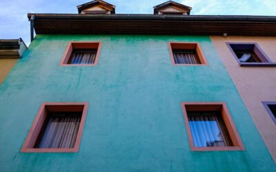 Jaki kolor elewacji wybrać do brązowych okien?