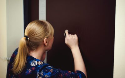 Jakie profile do ścianki działowej z drzwiami sprawdzą się w mieszkaniu?