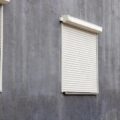 Rolety zewnętrzne ręczne czy elektryczne – które sprawdzą się w domu?