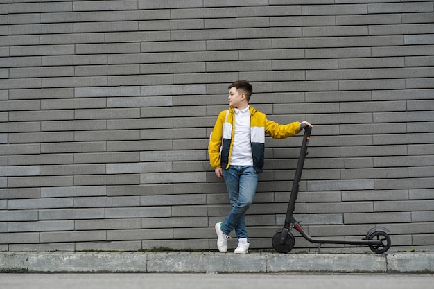 Czy można jechać hulajnogą po chodniku zgodnie z przepisami?