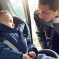 Do kiedy dziecko w foteliku samochodowym i co wpływa na tę decyzję?