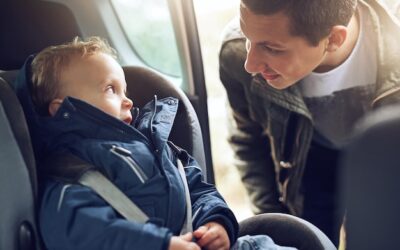 Do kiedy dziecko w foteliku samochodowym i co wpływa na tę decyzję?