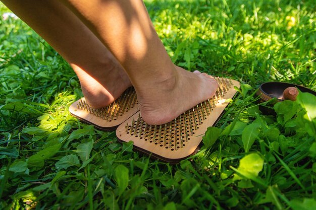 Jak usunąć mech między kostką bez użycia chemii?