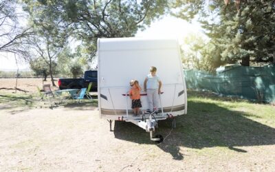 Jaka przyczepa do samochodu sprawdzi się na wakacyjne wyjazdy?