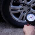 Jakie ciśnienie w oponach letnich sprawdzi się podczas upałów?