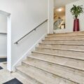 Schody wewnętrzne z kamienia naturalnego – elegancja, trwałość i prestiż w Twoim domu