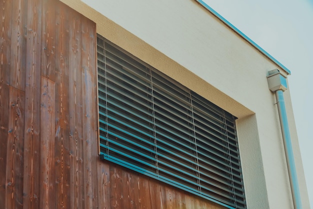 Ile kosztują rolety zewnętrzne antywłamaniowe i od czego zależy ich cena?