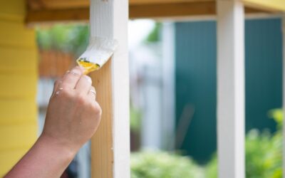 Jaka farba na zewnątrz domu sprawdzi się przy zmiennej pogodzie?