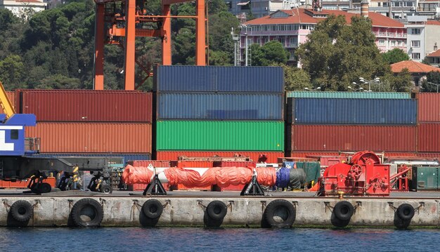 Jaki jest koszt transportu kontenera z Chin i od czego zależy?