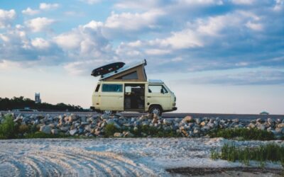 Samochody kempingowe do wynajęcia: czym są i dlaczego warto się nimi zainteresować?