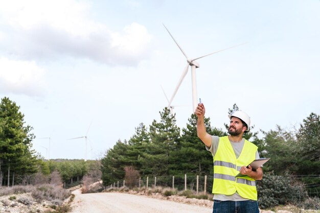 Dlaczego wiatraki się obracają i co na to wpływa?