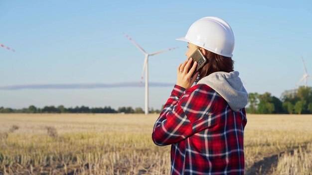 Jak działa wiatrak na polu i co wpływa na jego efektywność?