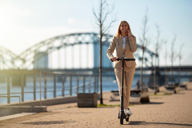 Jak korzystać z hulajnogi w Warszawie podczas codziennych dojazdów?