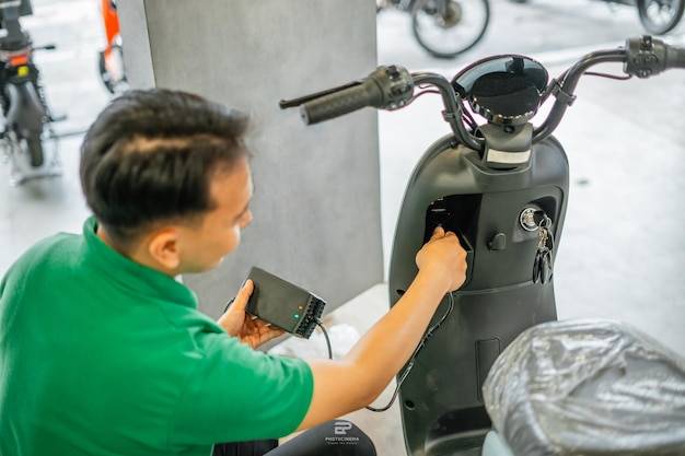 Jak sprawdzić elektrozawór ssania w skuterze?