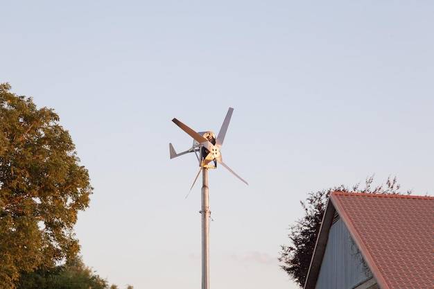 Jaka elektrownia wiatrowa do domu sprawdzi się najlepiej?