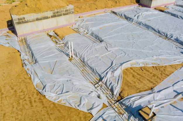 Folia fundamentowa jak układać aby skutecznie chronić dom przed wilgocią