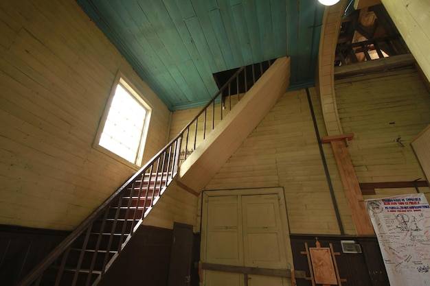 Jak obrobić schody strychowe i uzyskać estetyczne wykończenie?