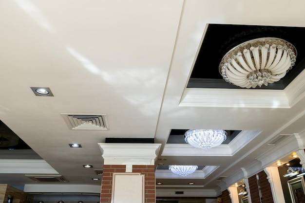 Jak zrobić ładny sufit w swoim mieszkaniu?