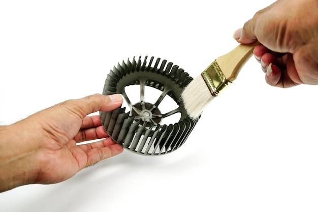 Jak zrobić mini wiatrak z rzeczy dostępnych w domu?