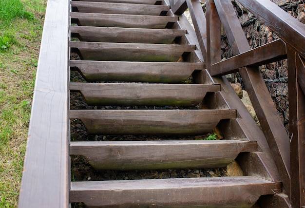 Jak zrobić schody z palisady w ogrodzie?