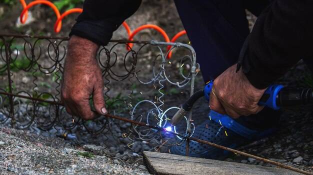 Jakie przewody do bramy wjazdowej sprawdzą się w codziennym użytkowaniu?