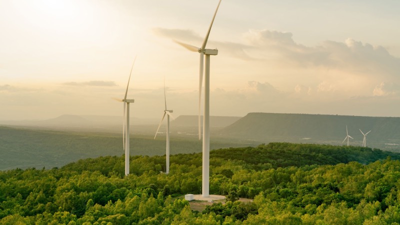 Czy turbiny wiatrowe są bardziej efektywne w produkcji energii od paneli fotowoltaicznych?