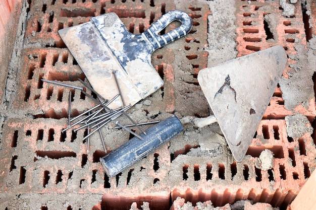 Czym uzupełnić pęknięcia w betonie i co wybrać do naprawy?