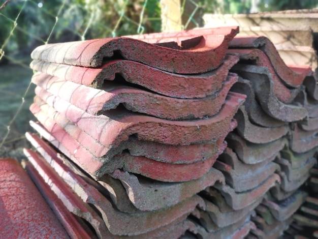 Jak ocieplić stary dach z dachówki i poprawić komfort domu?