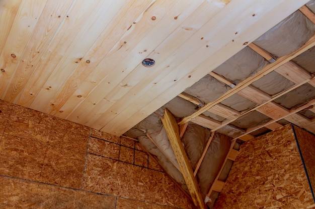 Jak ocieplić strop drewniany wełną mineralną?