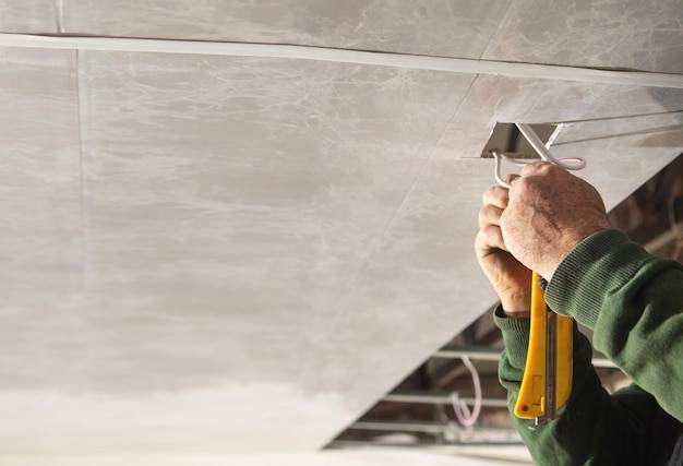 Jak przykleić płytki na sufit w domowych warunkach?