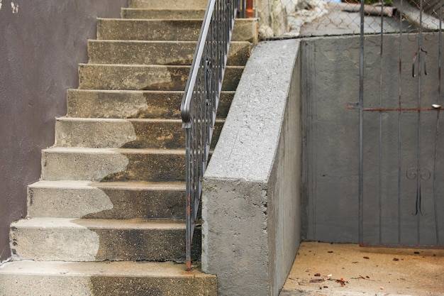 Jak wymierzyć schody betonowe do własnego domu?