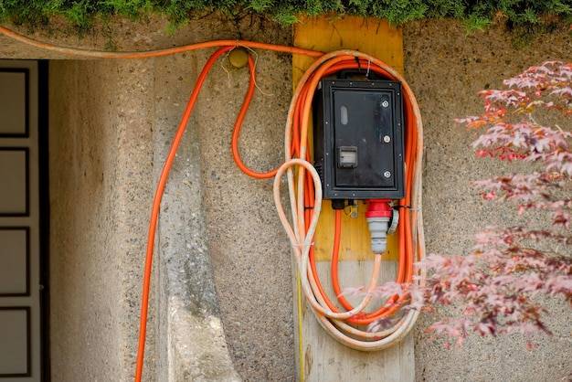 Jaki kabel do dzwonka przy bramie sprawdzi się w Twoim ogrodzie?