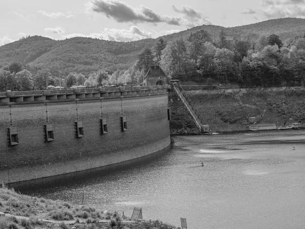 Kiedy powstała zapora w Solinie i jakie były okoliczności jej budowy?