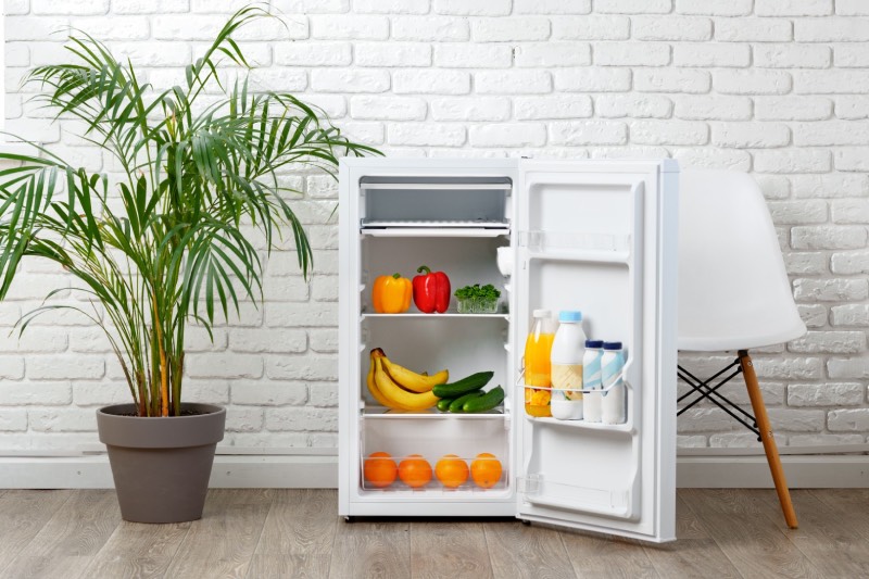 Mała lodówka do mieszkania – jak dobrać wymiary do ograniczonej przestrzeni?