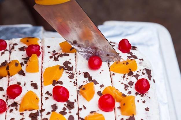 Od czego zależy ile kosztuje położenie cokolika?