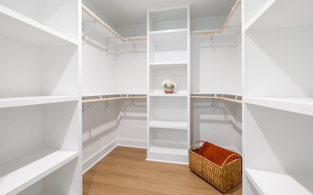 Szafy na wymiar – kiedy będą lepsze niż gotowe rozwiązanie?