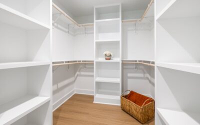 Szafy na wymiar – kiedy będą lepsze niż gotowe rozwiązanie?