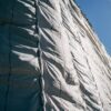 Jak kłaść folię paroprzepuszczalną by chronić dom przed wilgocią?