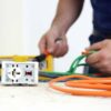 Jak mocować przewody elektryczne do ściany zapewniając trwałość i bezpieczeństwo?