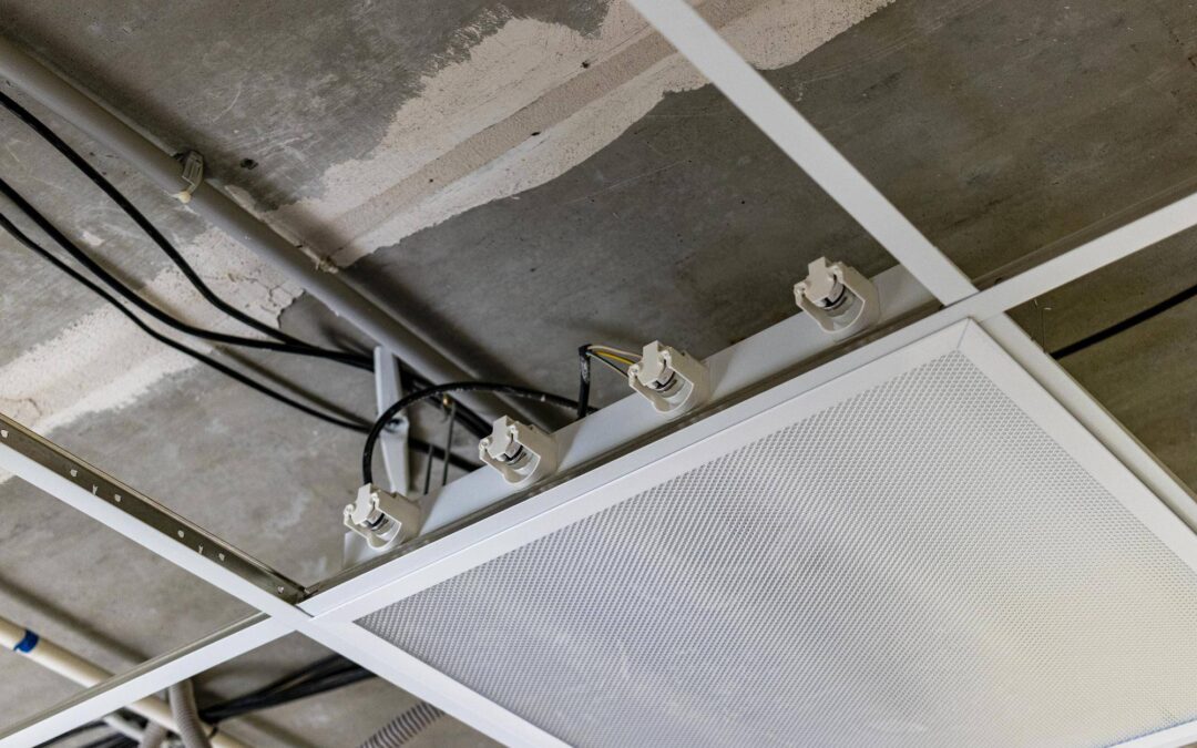 Jak przeciągnąć kabel nad sufitem podwieszanym bez problemów?