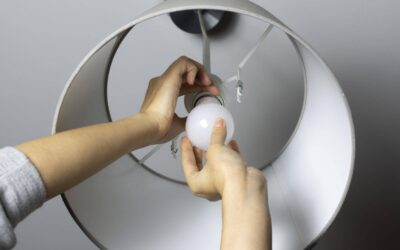 Jak wymienić żarówkę halogenową w domu bez zbędnych problemów?