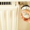 Grzejnik akumulacyjny elektryczny – jak ogrzewać dom taniej dzięki taryfie nocnej?