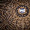 Co warto położyć na nierówny sufit, by ukryć niedoskonałości?