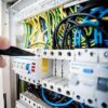 Ile bierze elektryk za podłączenie gniazdka i od czego zależy cena?