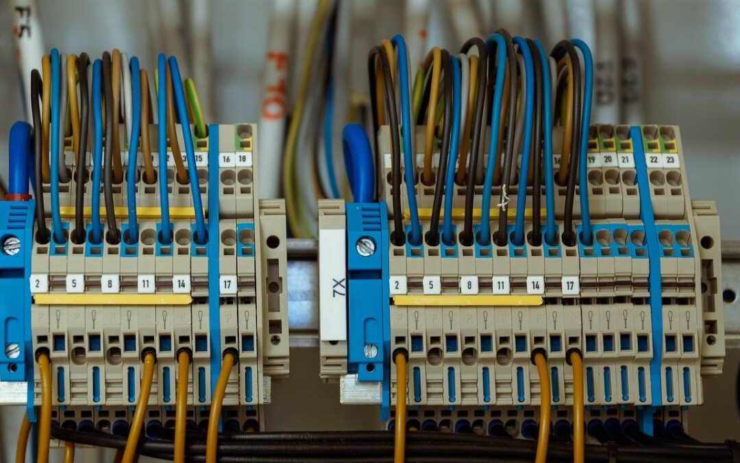 Jak kłaść instalację elektryczną w domu bez ryzyka i problemów?