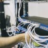 Jak podłączyć ledy do gniazdka i uniknąć najczęstszych błędów?