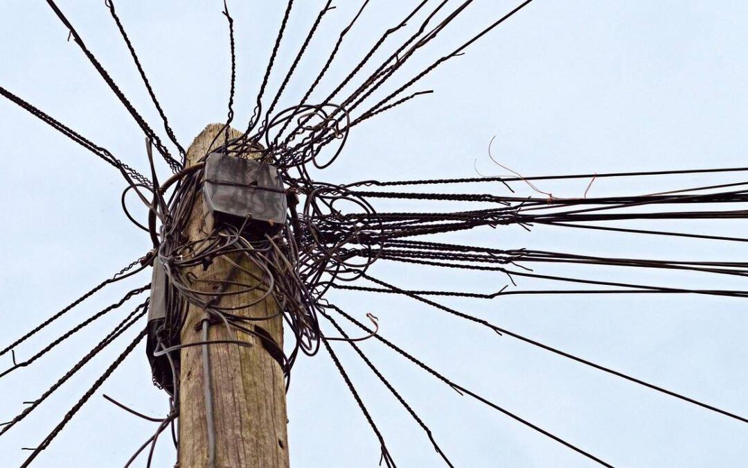 Jak prowadzić przewody elektryczne w domu i zabezpieczyć instalację?